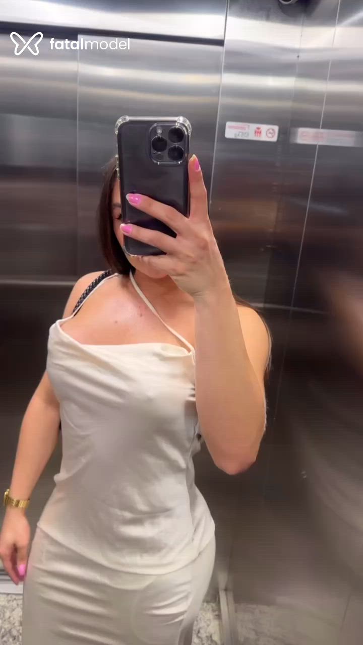 Acompanhante mulher trans com cabelo castanho de olhos verdes - Rafaela Borges