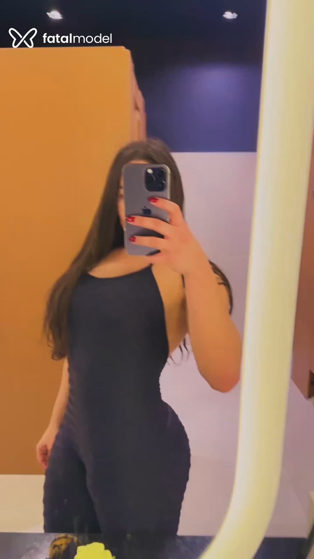 Acompanhante mulher trans com cabelo castanho de olhos verdes - Rafaela Borges