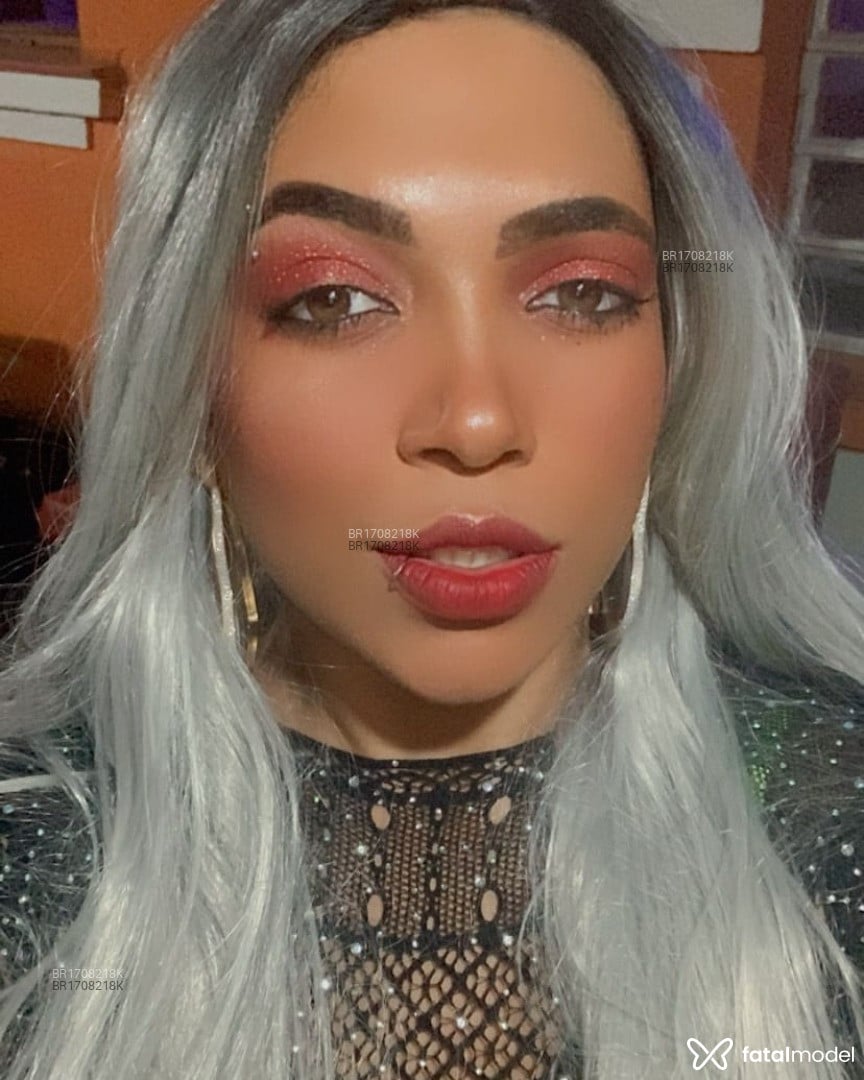 Acompanhante mulher com cabelo grisalho de olhos castanhos em Itajubá - Beyoncé