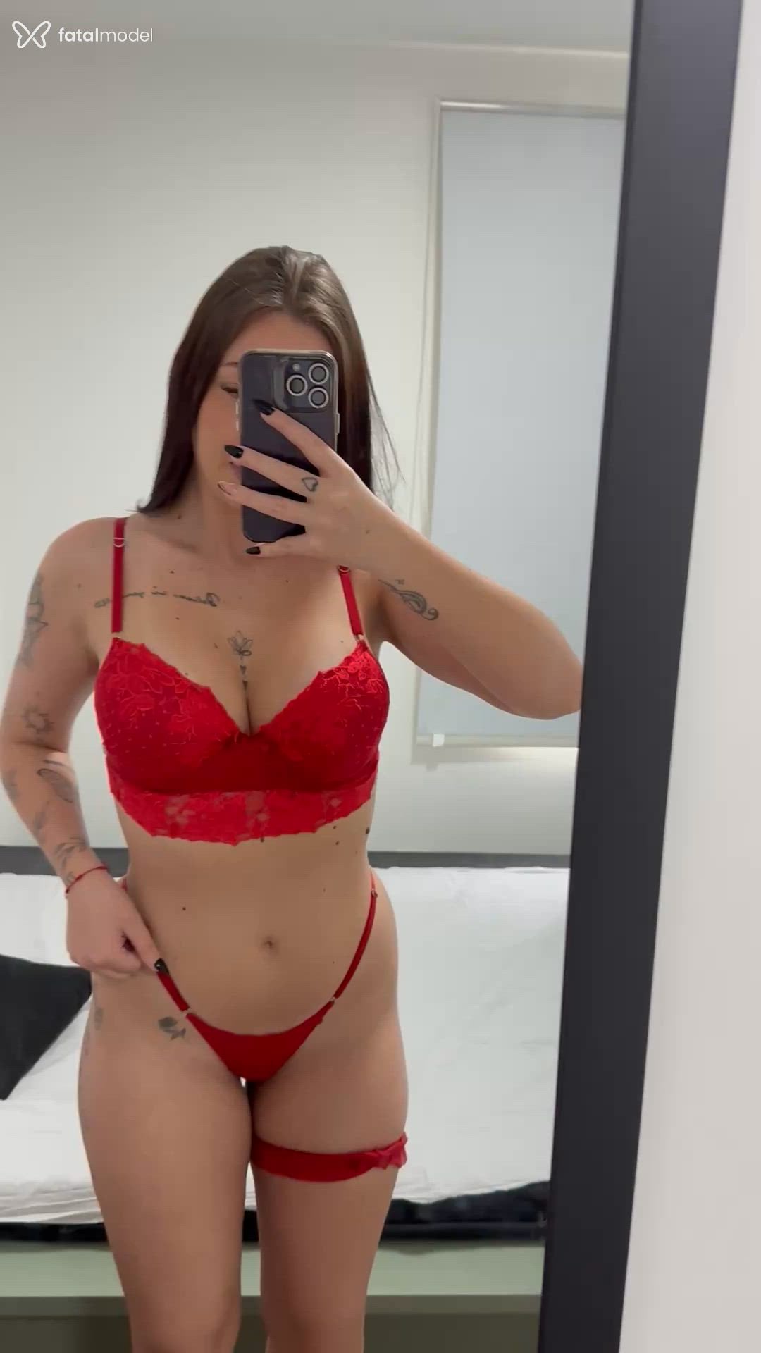 Acompanhante mulher com cabelo castanho de olhos mel - Cibelli Cardoso