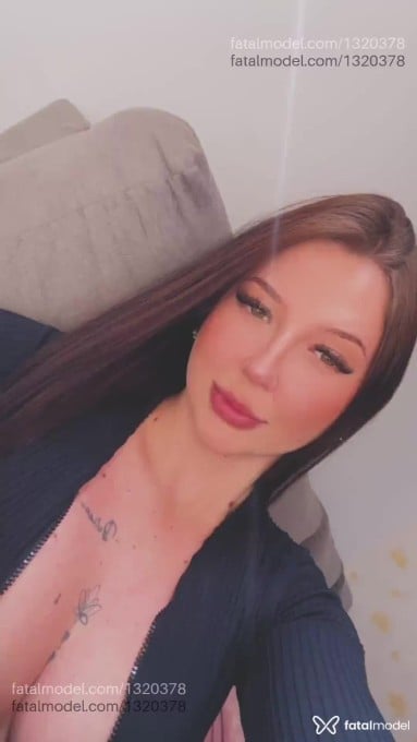Acompanhante mulher com cabelo castanho de olhos mel em Curitiba Acompanhante mulher com cabelo castanho de olhos mel em Curitiba - Cibelli Cardoso