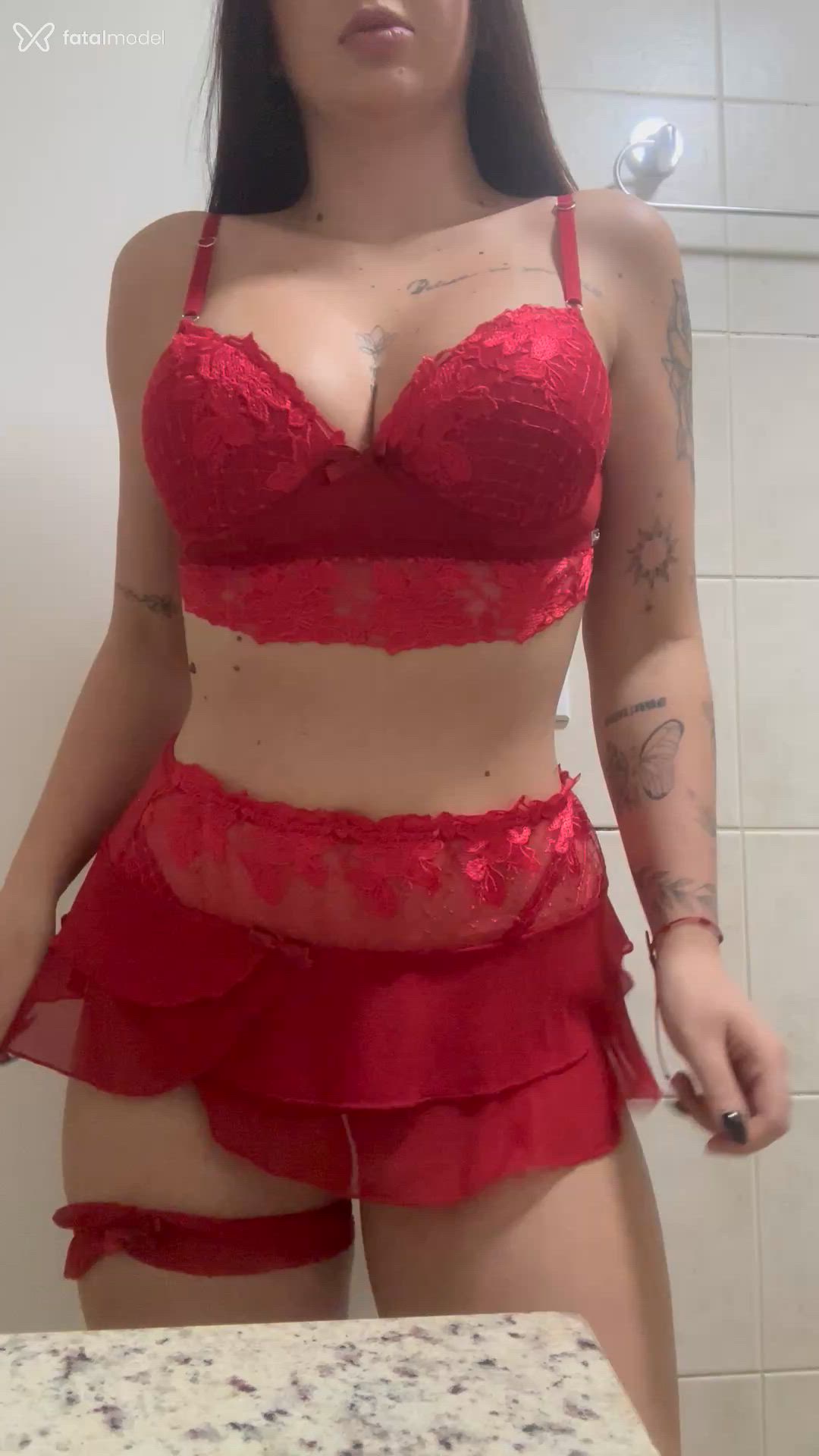Acompanhante mulher com cabelo castanho de olhos mel - Cibelli Cardoso