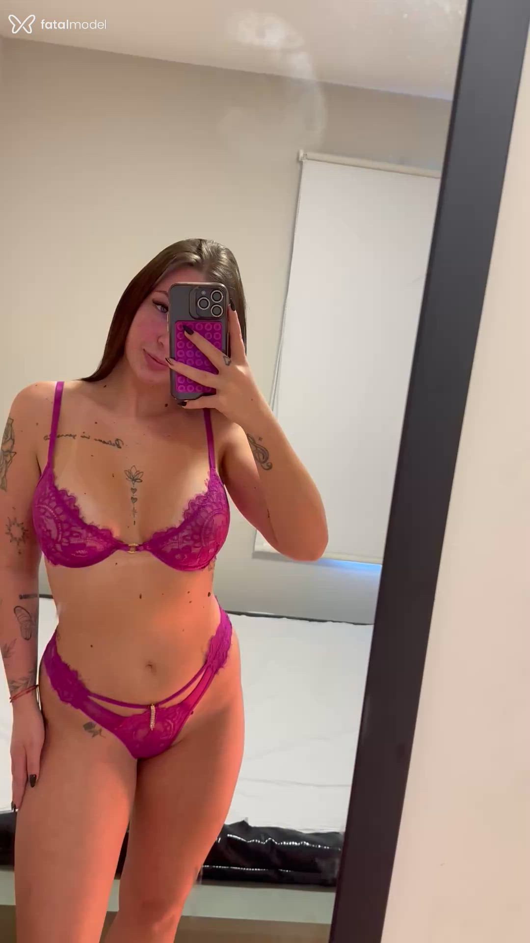 Acompanhante mulher com cabelo castanho de olhos mel - Cibelli Cardoso