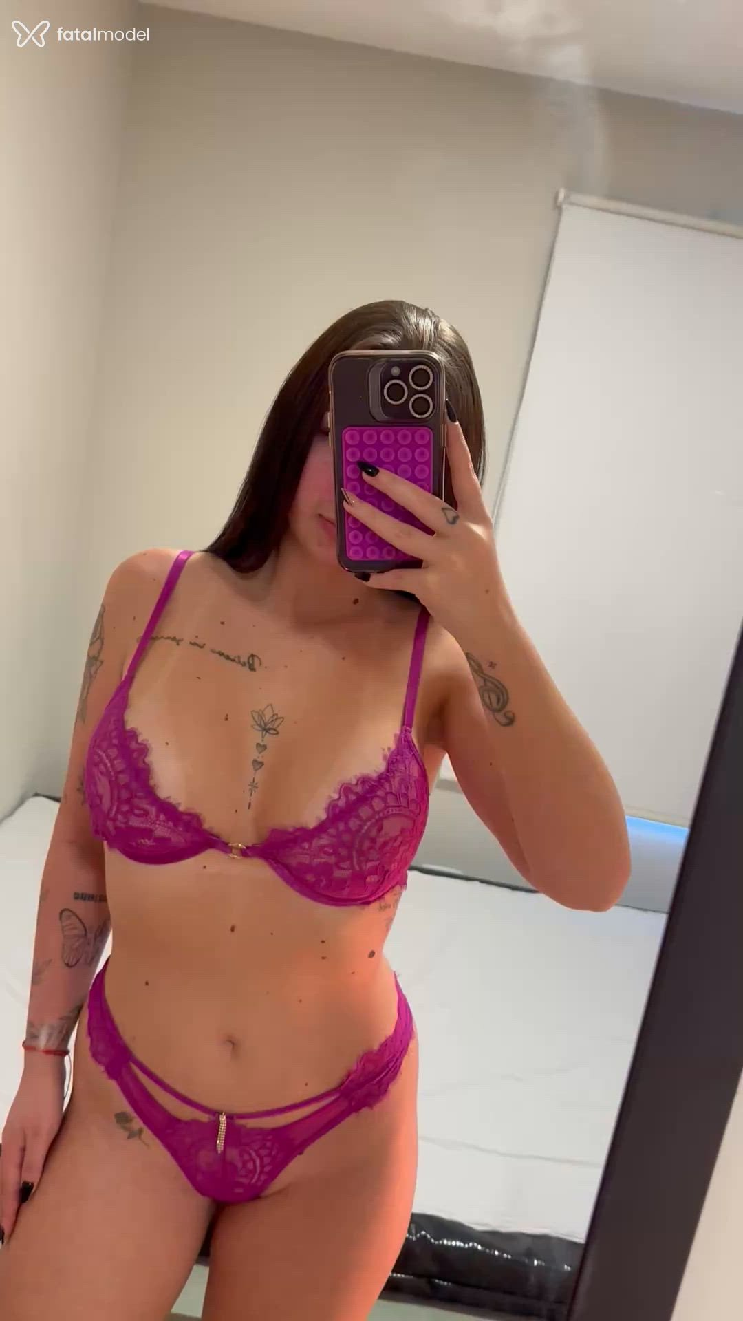 Acompanhante mulher com cabelo castanho de olhos mel - Cibelli Cardoso