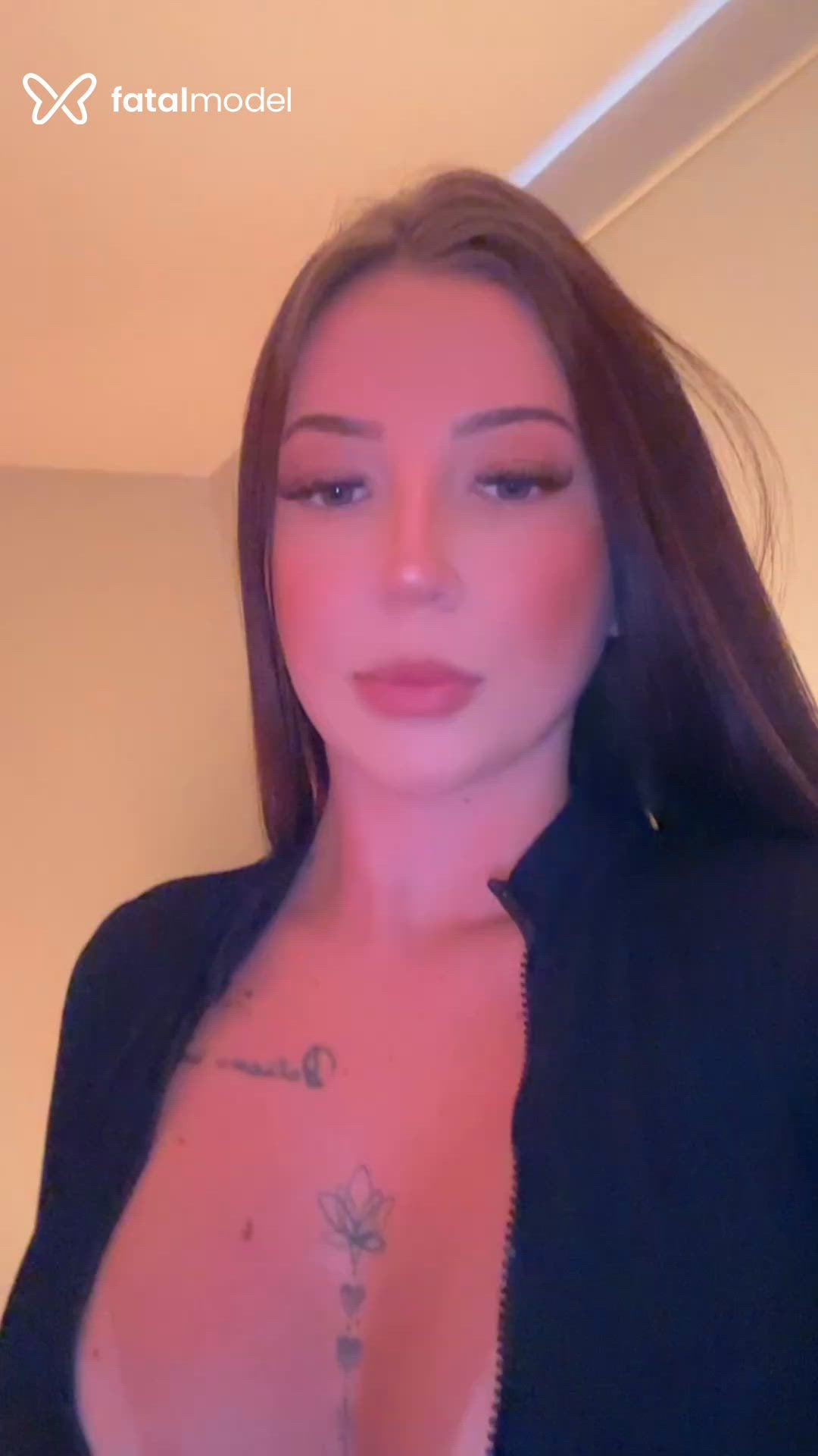 Acompanhante mulher com cabelo castanho de olhos mel - Cibelli Cardoso