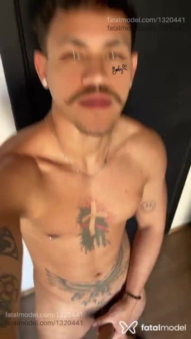 Acompanhante homem com cabelo castanho de olhos mel - Índio