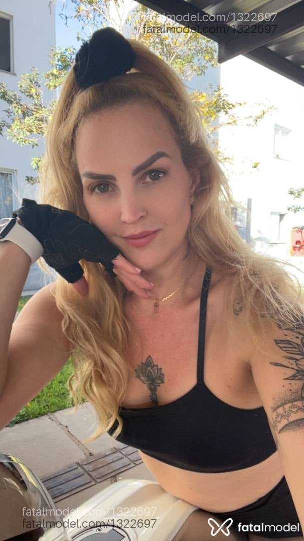 Acompanhante mulher loira (o) de olhos verdes - Débora Liss