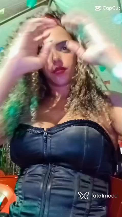 Acompanhante mulher loira (o) de olhos castanhos - Sophia Meireles