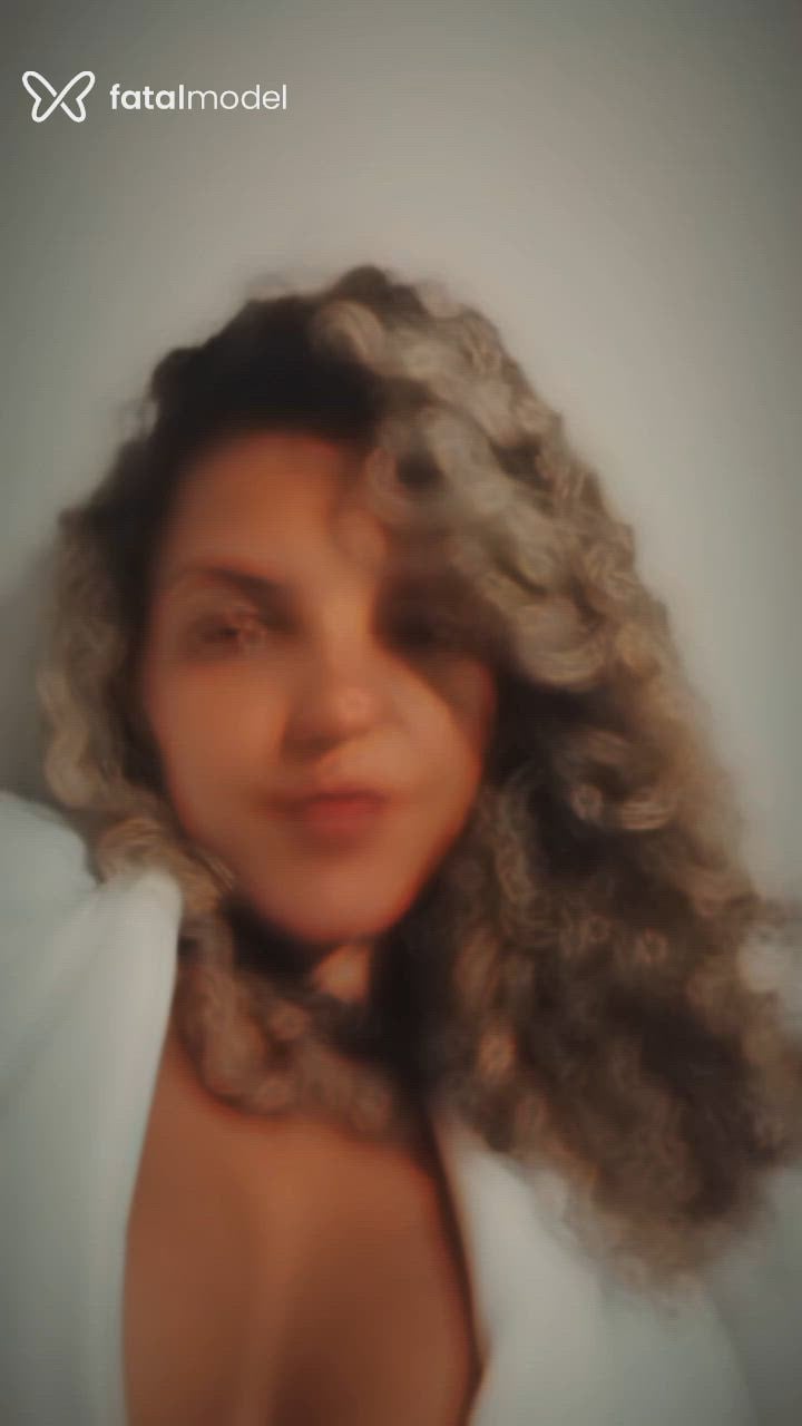 Acompanhante mulher loira (o) de olhos castanhos - Sophia Meireles