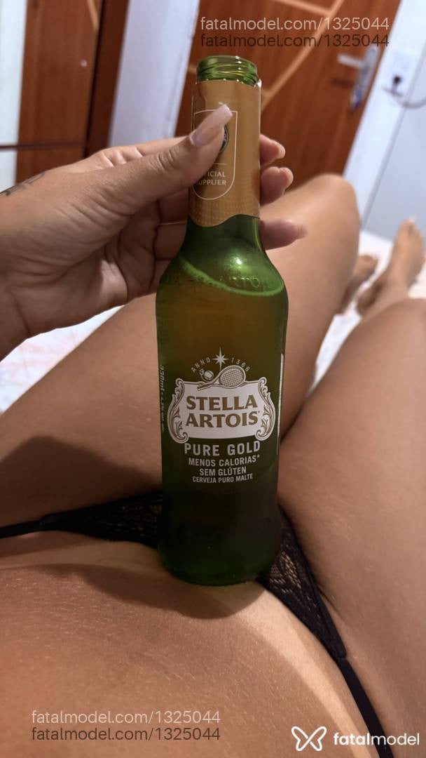 Acompanhante mulher morena (o) de olhos pretos - Valentina