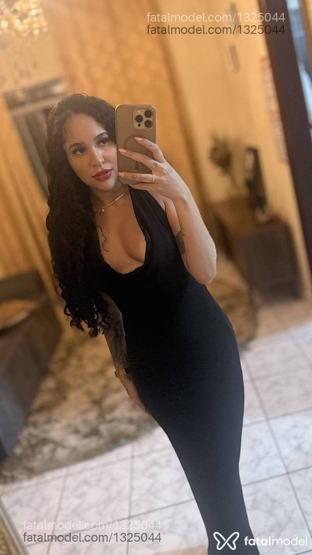 Acompanhante mulher morena (o) de olhos pretos - Valentina