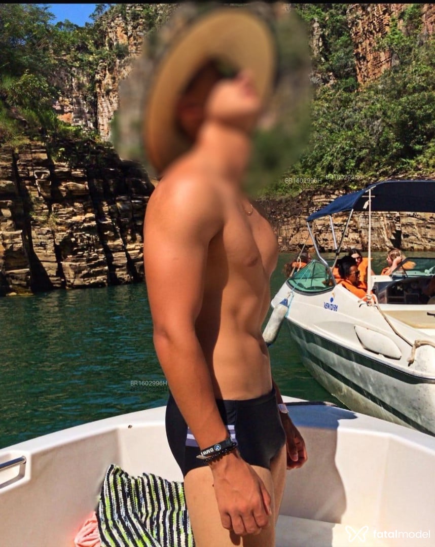 Acompanhante homem com cabelo castanho de olhos castanhos - Henrich Mesquita Acompanhante homem com cabelo castanho de olhos castanhos - Henrich Mesquita