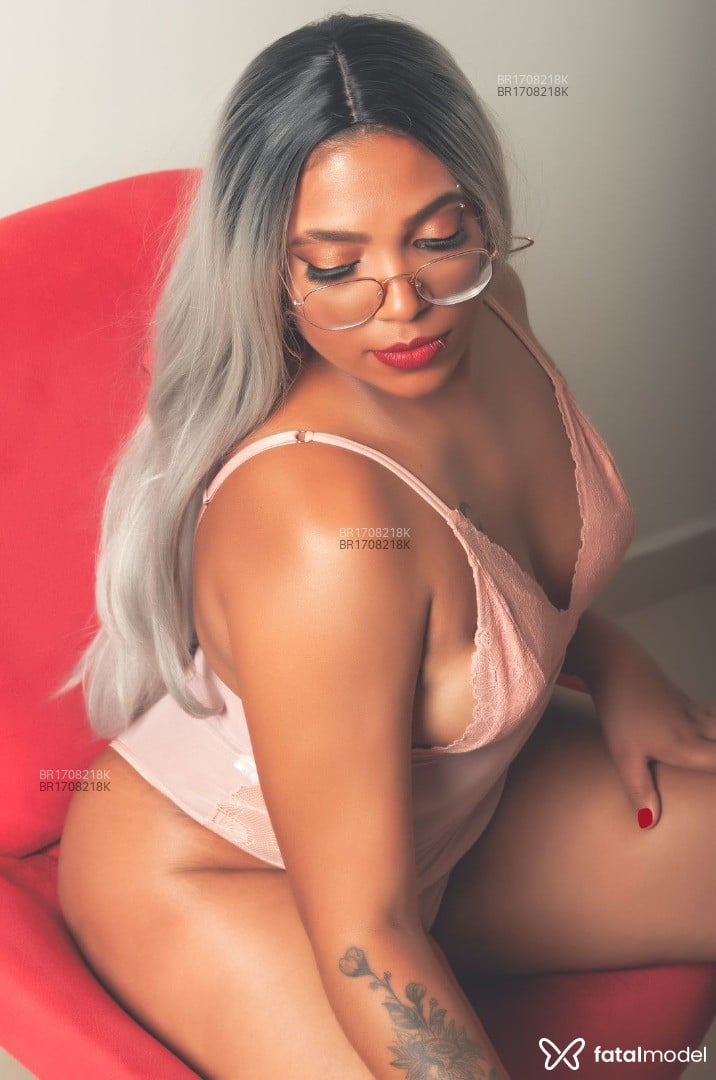 Acompanhante mulher com cabelo grisalho de olhos castanhos em Itajubá - Beyoncé