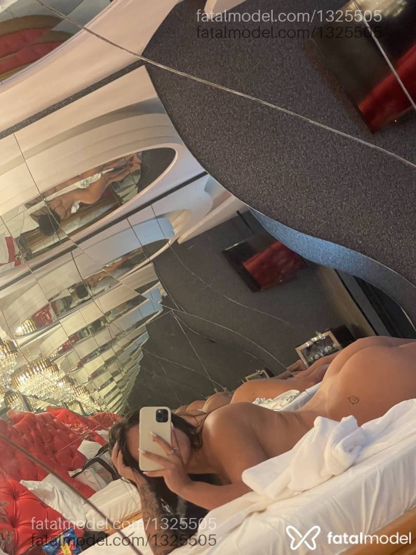 Acompanhante mulher morena (o) de olhos castanhos - Karen Mello