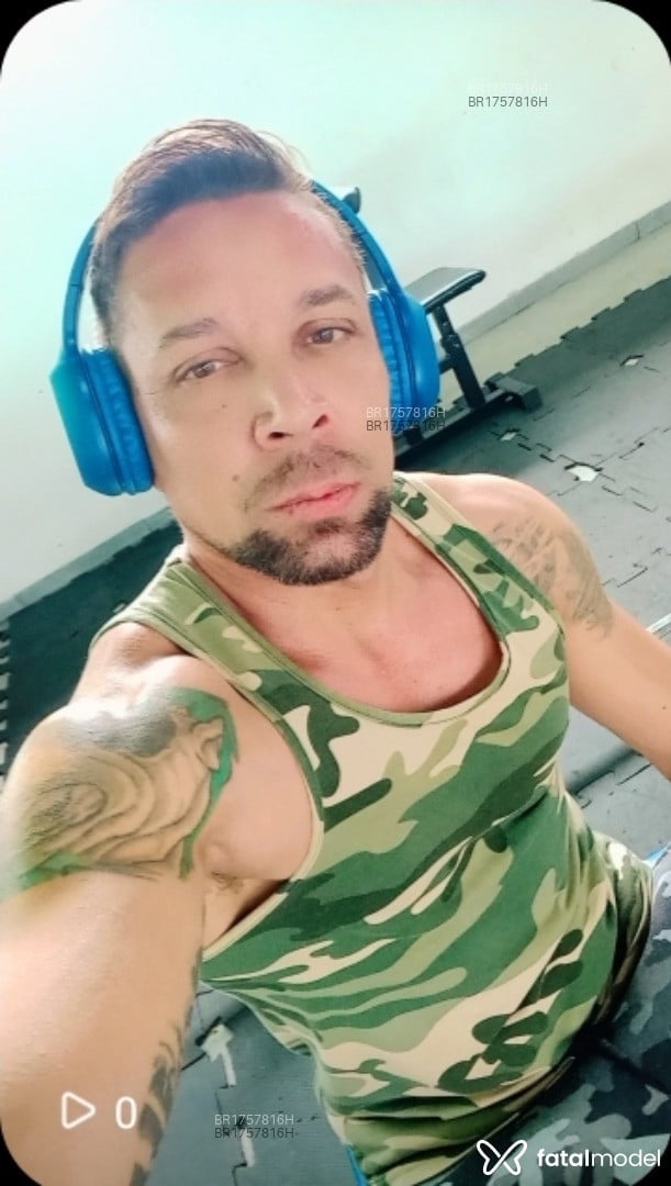 Acompanhante homem com cabelo castanho de olhos verdes em Palhoça - GREGORIO