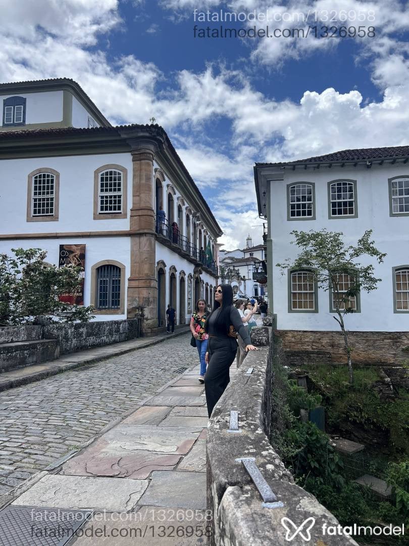 Acompanhante mulher morena (o) de olhos pretos - Bruna