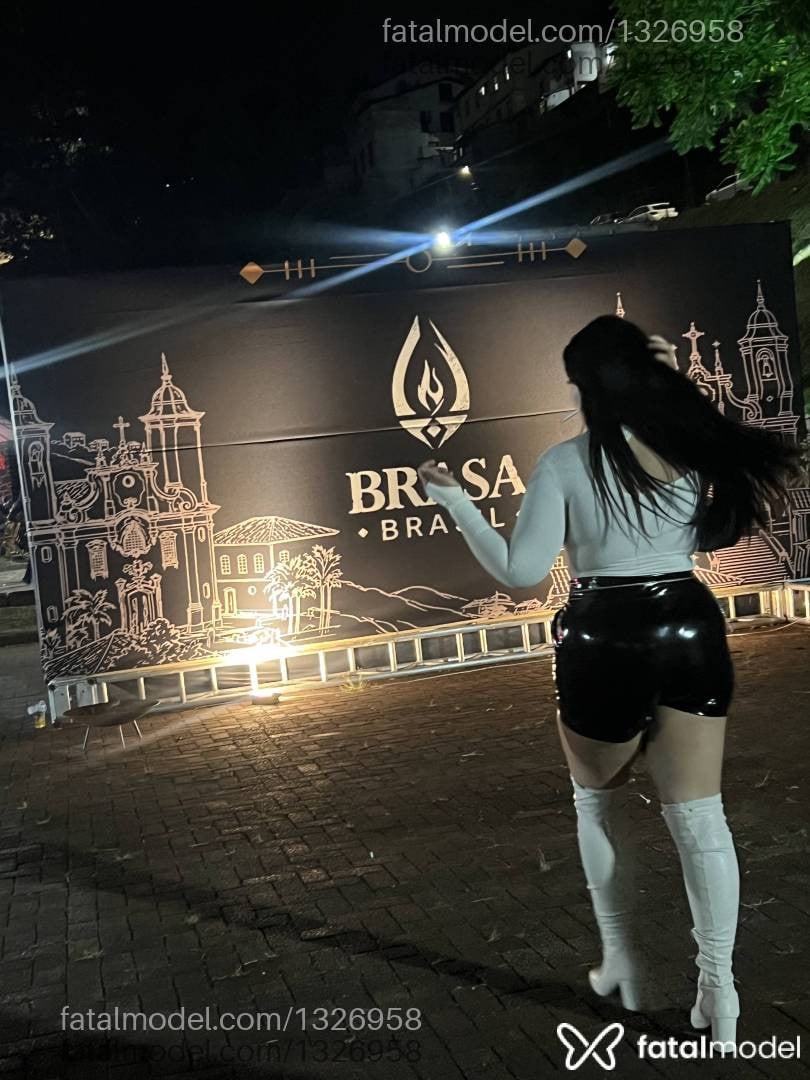 Acompanhante mulher morena (o) de olhos pretos - Bruna