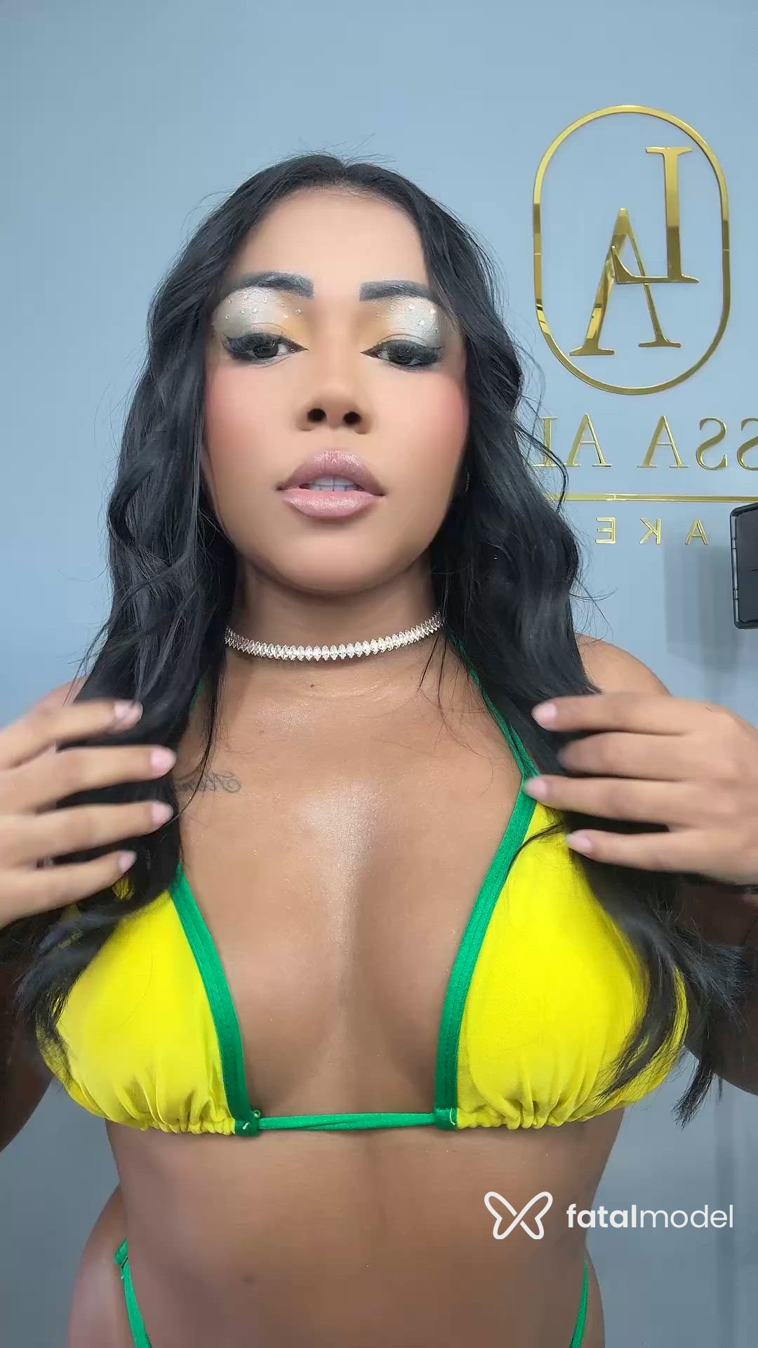 Acompanhante mulher morena (o) de olhos pretos - Louise Ferraz Acompanhante mulher morena (o) de olhos pretos - Louise Ferraz