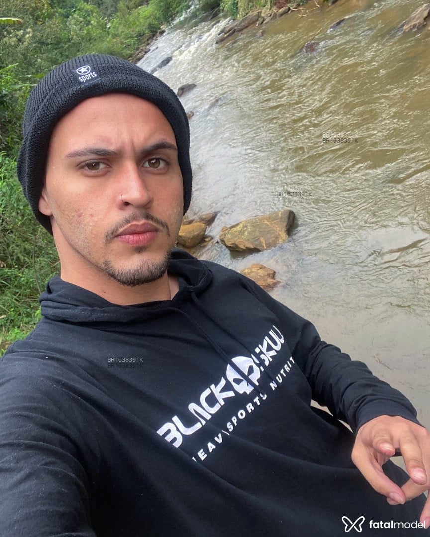Acompanhante homem com cabelo castanho de olhos verdes - Vitor Miller