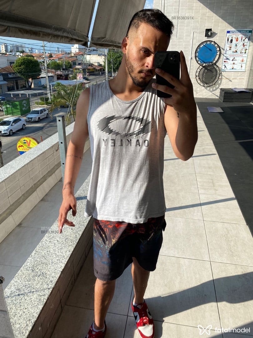 Acompanhante homem com cabelo castanho de olhos verdes - Vitor Miller