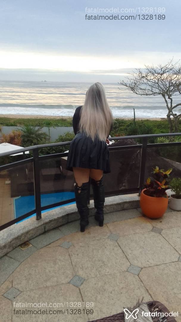 Acompanhante mulher loira (o) de olhos castanhos - Larissa ferraz