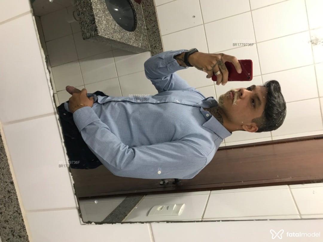 Acompanhante homem com cabelo grisalho de olhos castanhos em Valparaíso de Goiás Acompanhante homem com cabelo grisalho de olhos castanhos em Valparaíso de Goiás - Rikoseijas