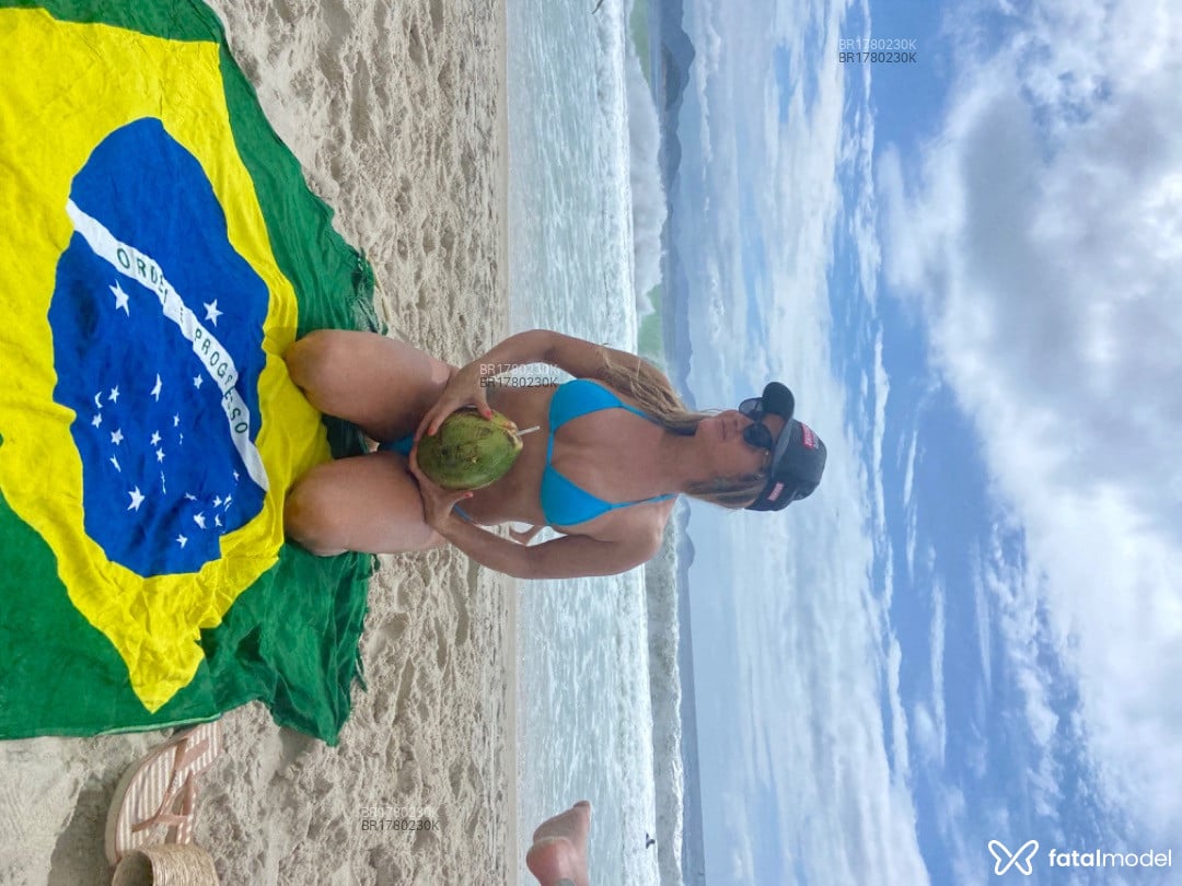 Acompanhante mulher com cabelo castanho de olhos castanhos em Bombinhas - Silvana
