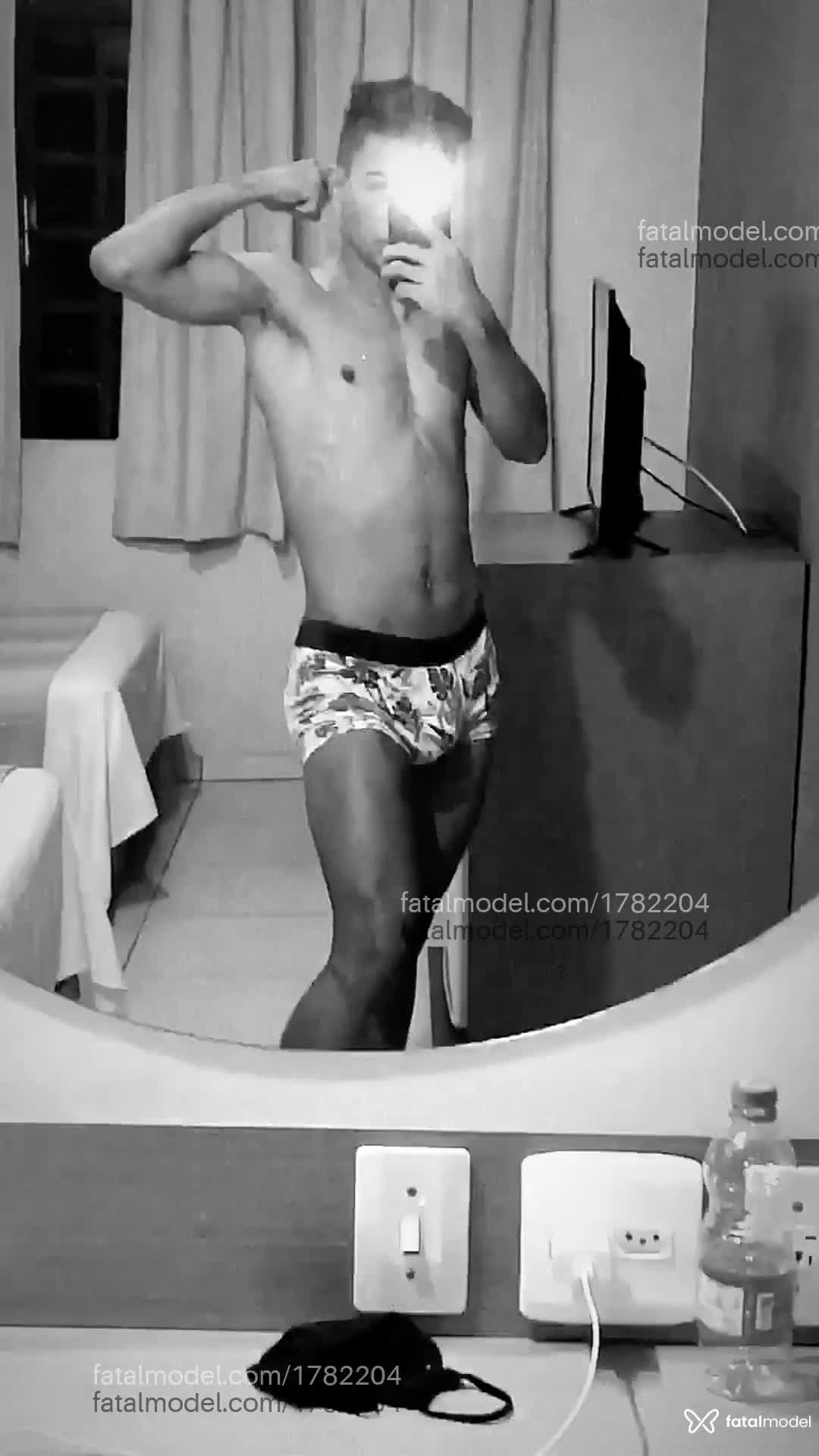 Acompanhante homem morena (o) de olhos castanhos - Breno