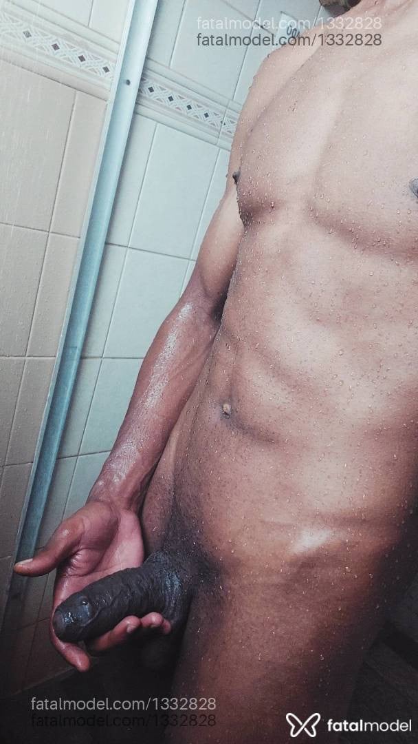 Acompanhante homem com cabelo grisalho de olhos castanhos - Gabriel Ribeiro