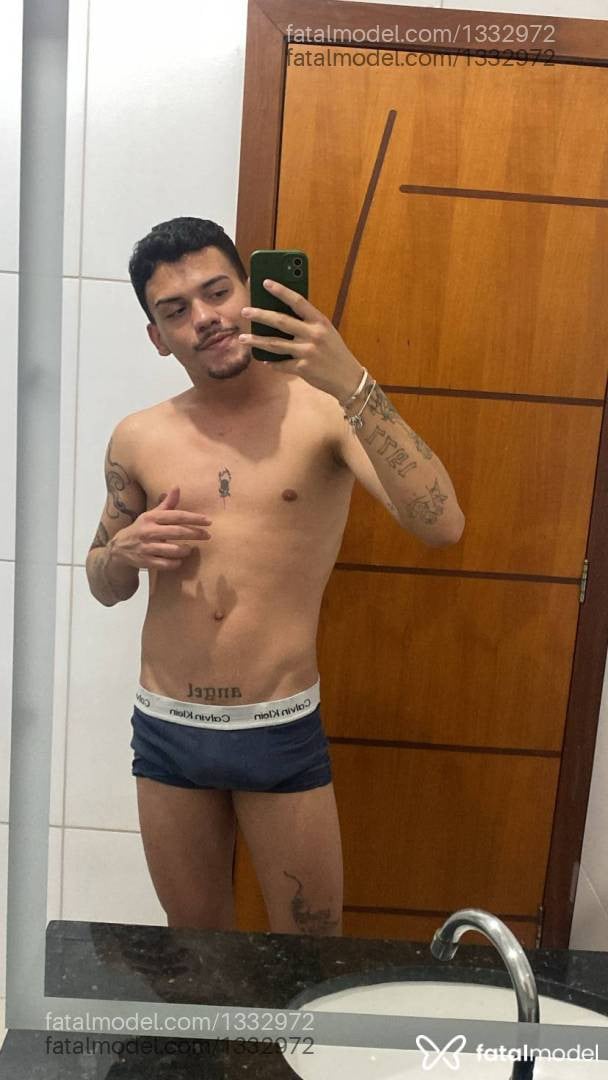 Acompanhante homem com cabelo castanho de olhos castanhos - Vittor Silva Acompanhante homem com cabelo castanho de olhos castanhos - Vittor Silva