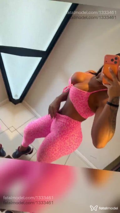 Acompanhante mulher trans morena (o) de olhos castanhos em Virtual - Isabela Reis