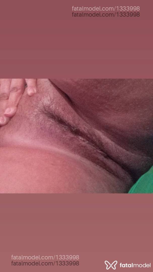 Acompanhante mulher com cabelo colorido de olhos castanhos - Déia fogaça