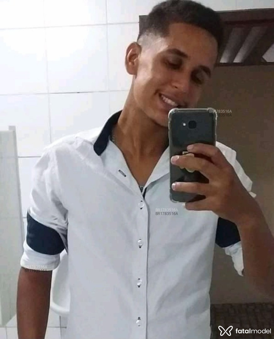 Acompanhante homem morena (o) de olhos castanhos em Itajaí - Adyann
