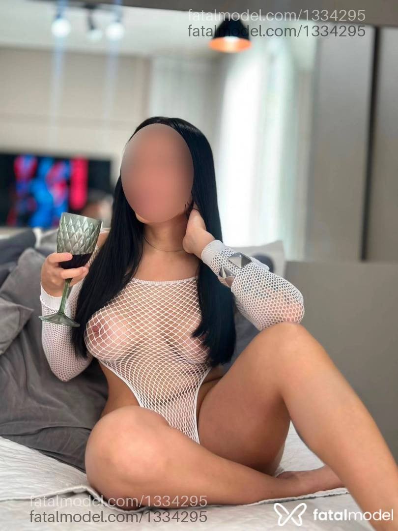 Acompanhante mulher com cabelo castanho de olhos castanhos - Letícia Lins