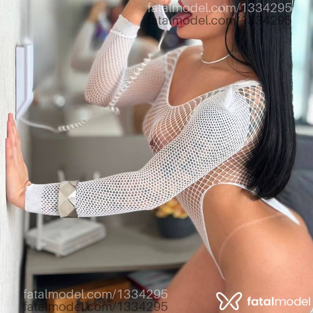 Acompanhante mulher com cabelo castanho de olhos castanhos - Letícia Lins