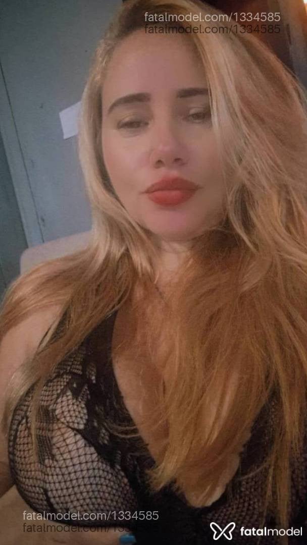 Acompanhante mulher loira (o) de olhos mel - Alvora