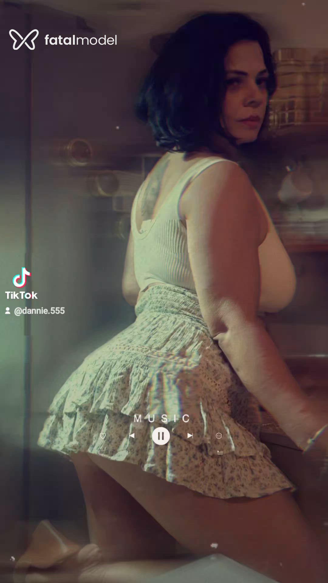 Acompanhante mulher morena (o) de olhos castanhos - Cléo Cleópatra