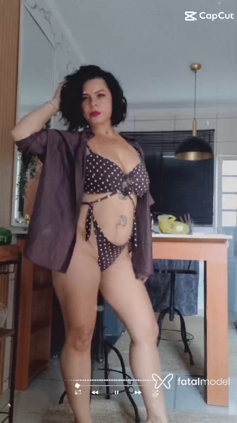 Acompanhante mulher morena (o) de olhos castanhos - Cléo Cleópatra