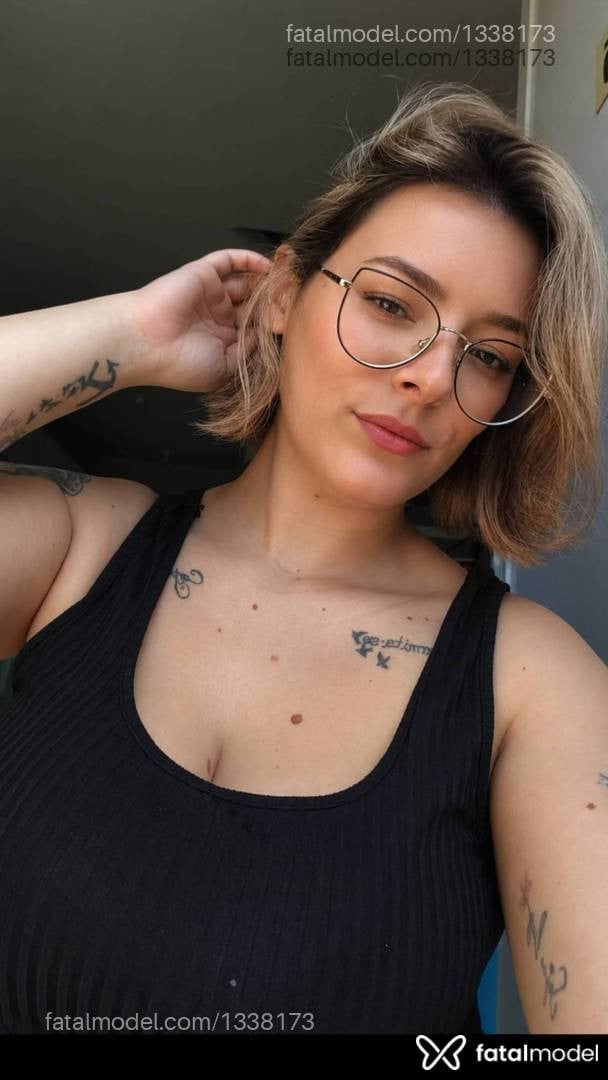 Acompanhante mulher loira (o) de olhos castanhos - Nicoli