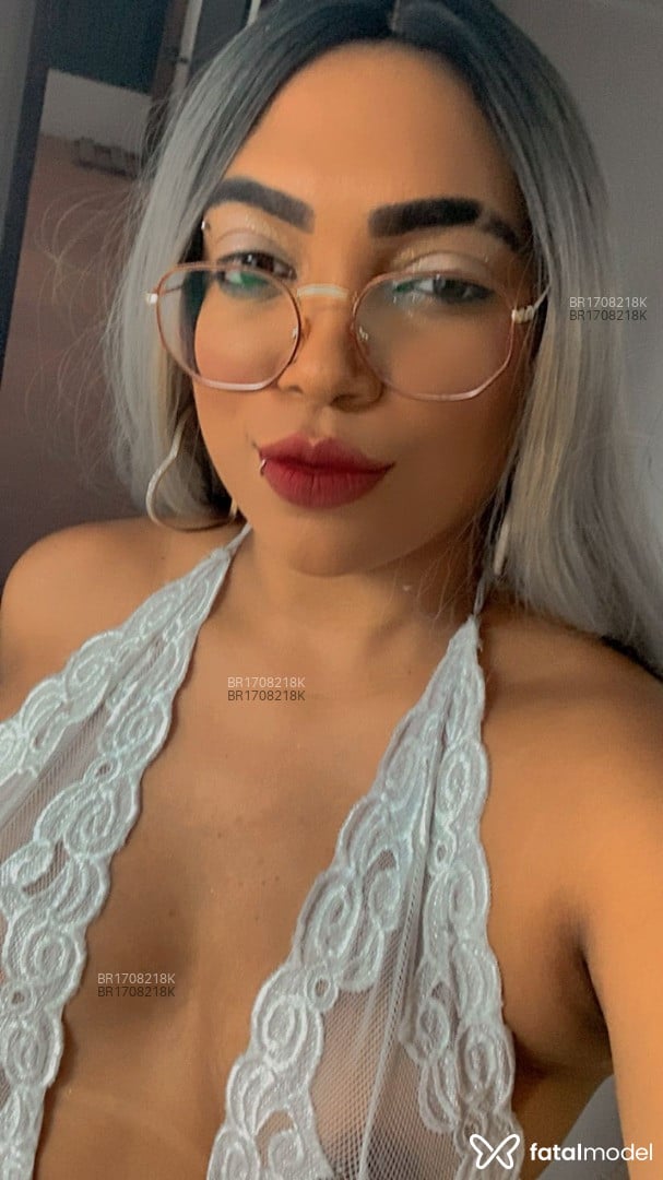 Acompanhante mulher com cabelo grisalho de olhos castanhos em Itajubá - Beyoncé