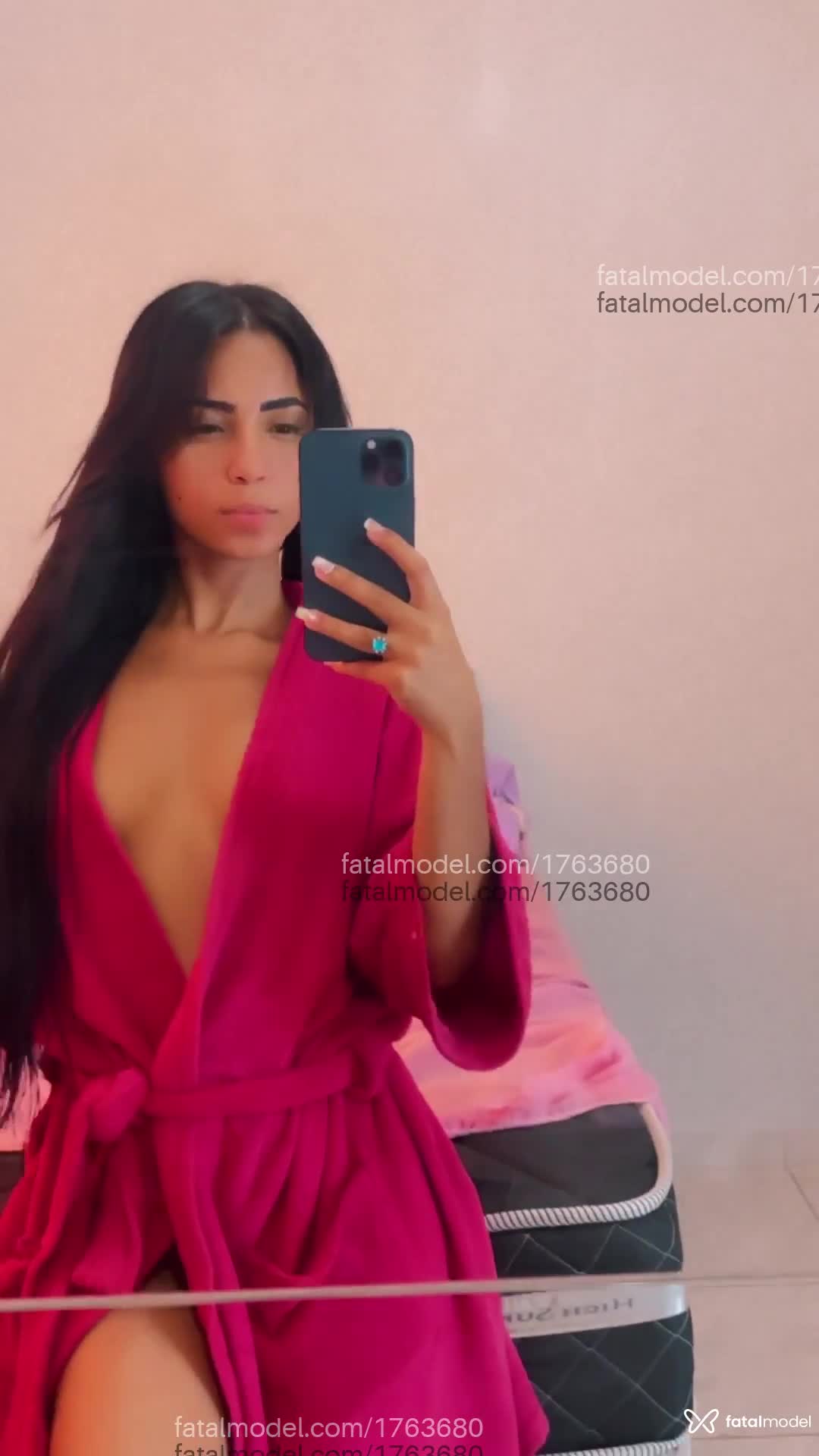Acompanhante mulher morena (o) de olhos pretos - Thauany