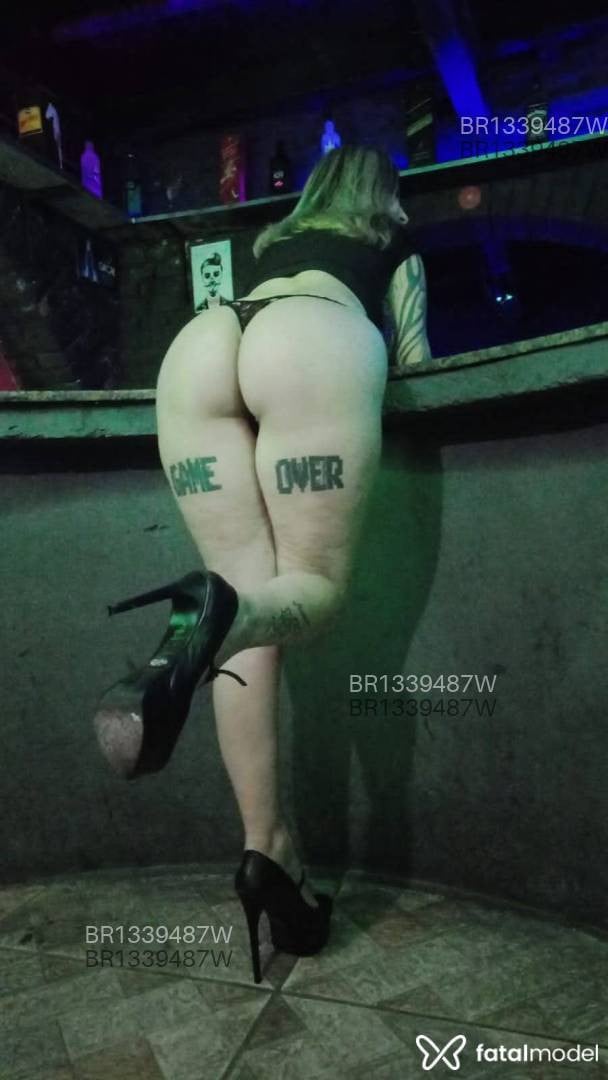 Acompanhante mulher loira (o) de olhos azuis - Mya Game Over