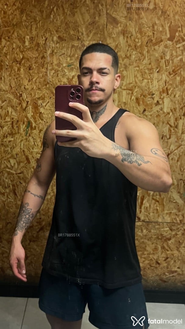 Acompanhante homem com cabelo castanho de olhos castanhos em Rio de Janeiro Acompanhante homem com cabelo castanho de olhos castanhos em Rio de Janeiro - NathanTatuado