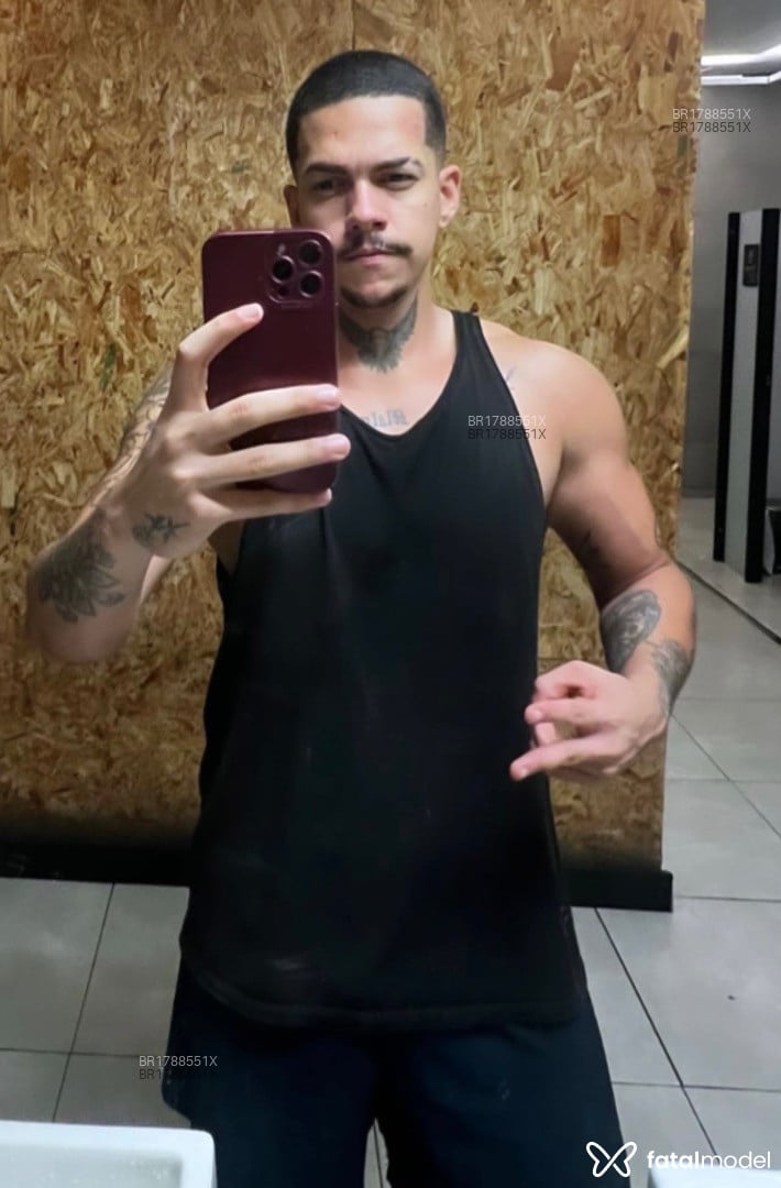 Acompanhante homem com cabelo castanho de olhos castanhos em Rio de Janeiro Acompanhante homem com cabelo castanho de olhos castanhos em Rio de Janeiro - NathanTatuado