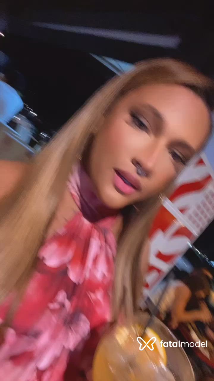 Acompanhante mulher trans com cabelo castanho de olhos castanhos - SARA LEAO