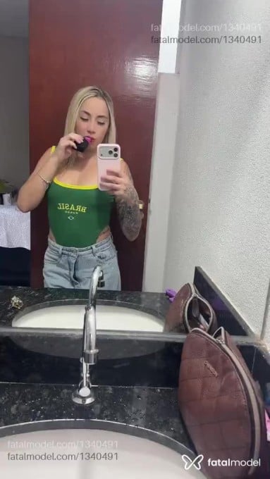 Acompanhante mulher loira (o) de olhos mel - Lawany Mello