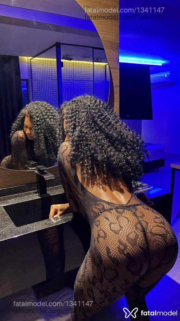 Acompanhante travesti morena (o) de olhos castanhos - Barbiee Black