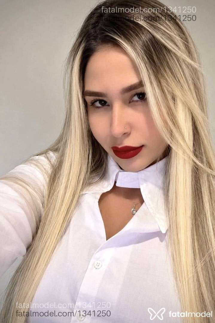 Acompanhante mulher loira (o) de olhos castanhos - Júlia Angel
