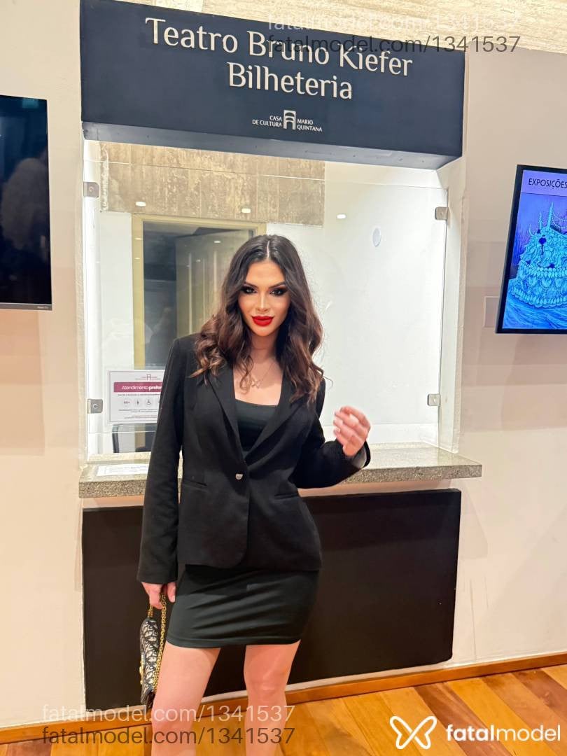 Acompanhante mulher trans com cabelo castanho de olhos castanhos - Antonella