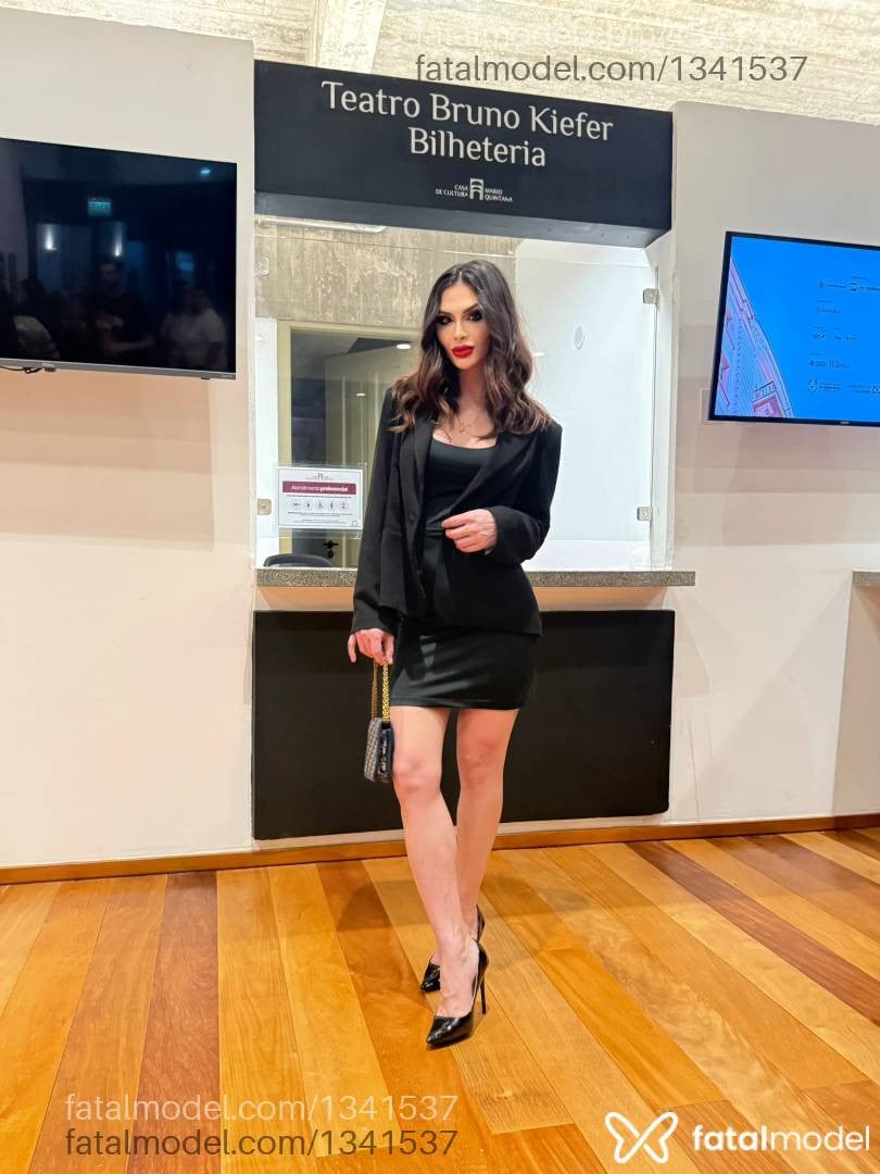 Acompanhante mulher trans com cabelo castanho de olhos castanhos - Antonella